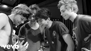 5 Seconds of Summer  She Looks So Perfect Live VEVO LIFT [upl. by Aihsitan240]