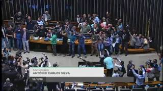 Momento em que manifestantes invadem o plenário da Câmara dos Deputados [upl. by Saalocin147]