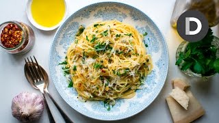 Spaghetti Aglio E Olio 5 Ingredient Pasta Recipe [upl. by Eckart]